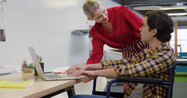 Vista Frontal Jóvenes Creativos Negocios Caucásicos Felices Trabajando Una Oficina — Vídeos de Stock