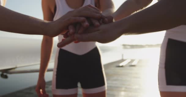 Vorderansicht Mittelteil Eines Teams Von Vier Jungen Erwachsenen Kaukasischen Ruderinnen — Stockvideo