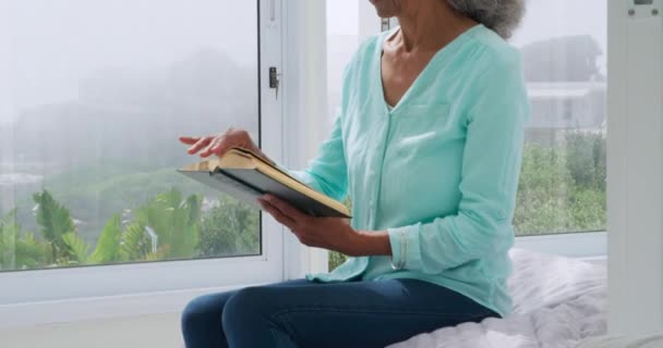 Vista Frontal Cerca Una Mujer Madura Raza Mixta Leyendo Libro — Vídeos de Stock