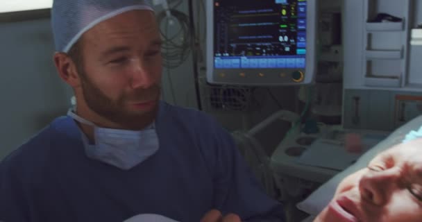 Zbliżenie Białego Mężczyzny Pocieszającego Kobietę Ciąży Podczas Porodu Sali Operacyjnej — Wideo stockowe