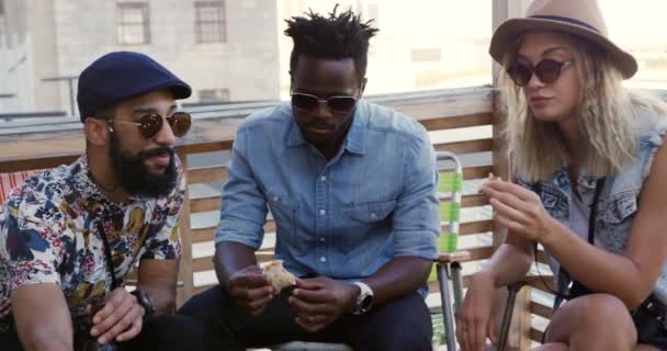 Vista Frontal Grupo Jovens Amigos Felizes Multi Étnicos Masculinos Femininos — Vídeo de Stock