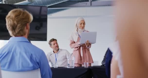 Vista Frontal Una Joven Empresaria Asiática Con Hiyab Sosteniendo Portátil — Vídeos de Stock