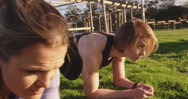 Side View Close Van Twee Jonge Blanke Vrouwen Die Plank — Stockvideo