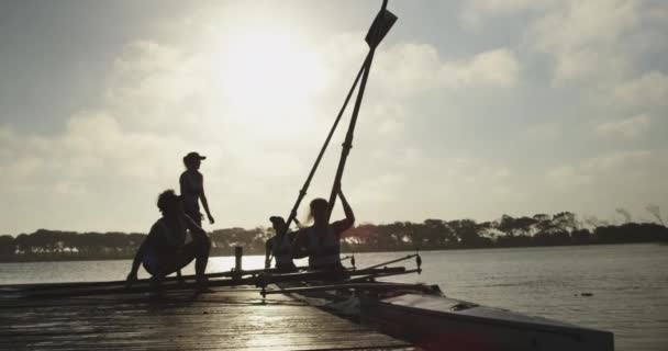 Vue Face Deux Jeunes Rameuses Caucasiennes Adultes Dans Une Coquille — Video