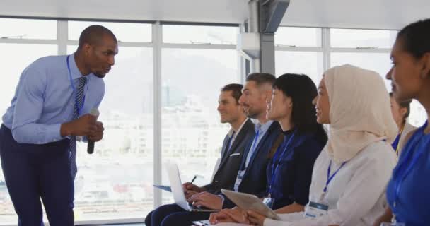 Vista Lateral Perto Jovem Empresário Afro Americano Inclinado Para Primeira — Vídeo de Stock