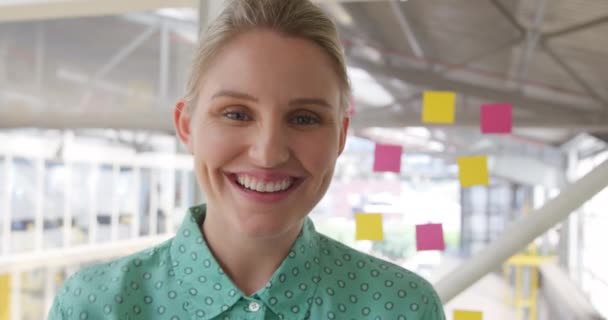 現代的なオフィスで働く幸せな若い白人女性のビジネス創造的な仕事の肖像画を閉じ カメラに笑顔 — ストック動画