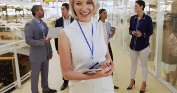 Front View Close Middle Aged Caucasian Businesswoman Holding Tablet Turning — Stock Video