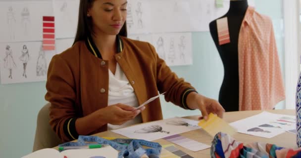 Vista Frontal Joven Feliz Negocio Femenino Mixto Creativo Trabajando Una — Vídeo de stock