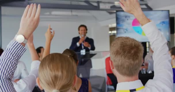 Achteraanzicht Van Het Zittende Publiek Een Zakelijke Conferentie Die Handen — Stockvideo