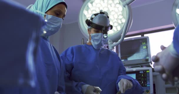 中东女外科医生在医院手术室做手术的低角度视角 他们拿着手术器械 — 图库视频影像