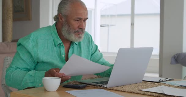 Front View Close Mature Mixed Race Man Using Laptop Computer — Stock Video