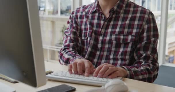 一个快乐的年轻白种人男性在现代化的办公室里工作 用电脑工作的前景 — 图库视频影像