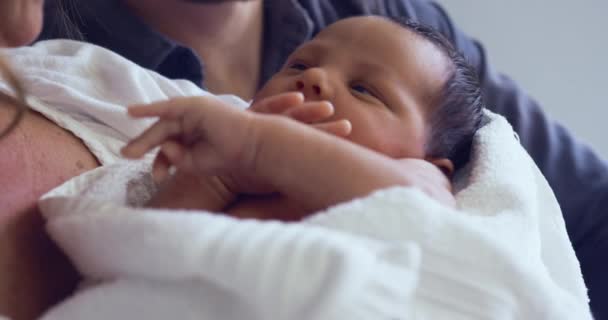 Close Van Kaukasisch Echtpaar Houden Hun Pasgeboren Baby Afdeling Het — Stockvideo