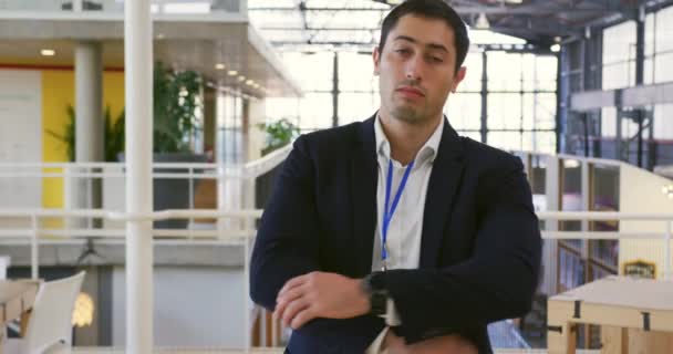 Retrato Perto Jovem Empresário Caucasiano Braços Cruzados Sorrindo Átrio Uma — Vídeo de Stock