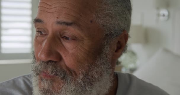 Evde Olgun Bir Karışık Irk Adam Görünüm Yakın — Stok video