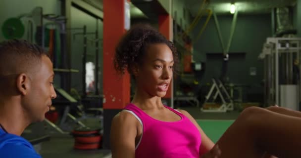 Vue Côté Gros Plan Une Jeune Femme Métisse Faisant Exercice — Video