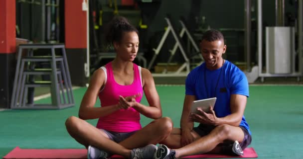 Framsidan Ung Blandad Ras Kvinna Utövar Ett Gym Med Ung — Stockvideo