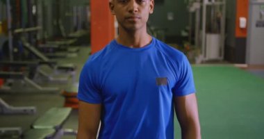 Portre bir spor salonunda genç bir karışık yarış adam