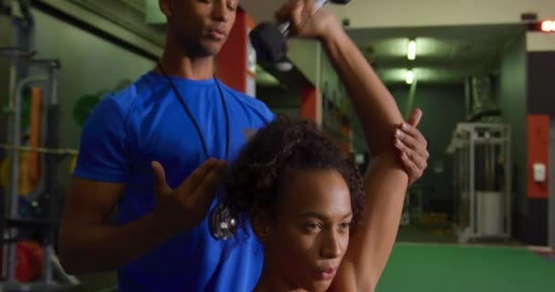 Vista Frontal Cerca Una Joven Mujer Raza Mixta Ejercitándose Gimnasio — Vídeos de Stock