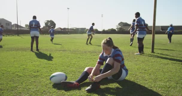 Vista Frontal Close Jovem Jogador Rugby Caucasiano Adulto Sentado Amarrando — Vídeo de Stock