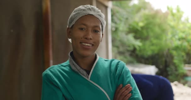 有機農場の若い混合人種の女性農家の笑顔の肖像 腕を組んでカメラを探して交差 — ストック動画