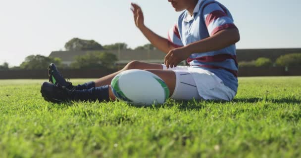 Vista Lateral Una Joven Decepcionada Jugadora Rugby Mixta Raza Mixta — Vídeo de stock