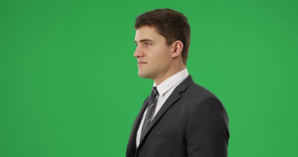 Boční Pohled Zblízka Mladého Kavkazského Muže Který Usmívá Nosí Oblek — Stock video
