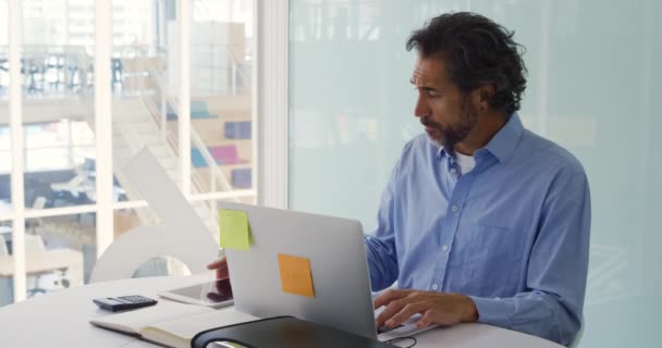 Vista Frontal Negocio Masculino Caucásico Mediana Edad Que Trabaja Una — Vídeos de Stock