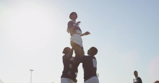 Seitenansicht Einer Jungen Erwachsenen Gemischten Rugbyspielerin Die Von Zwei Teamkolleginnen — Stockvideo