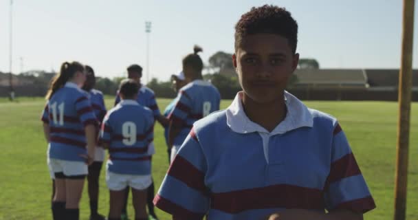 Porträtt Ung Vuxen Blandras Kvinnlig Rugby Spelare Stående Rugby Pitch — Stockvideo