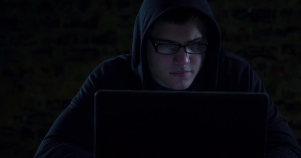 Вид Спереди Молодого Белого Человека Очках Черном Капюшоне Работающего Ноутбуке — стоковое видео