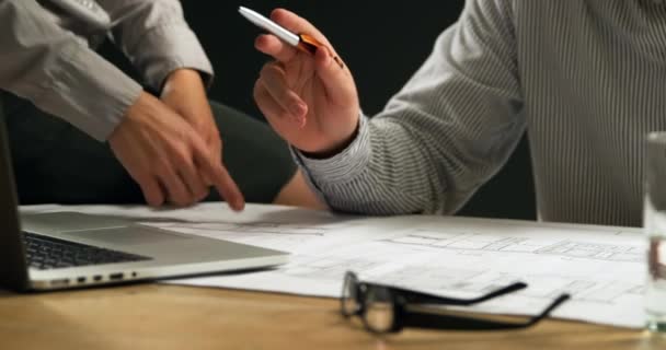 Vooraanzicht Mid Sectie Van Een Jonge Blanke Vrouw Zittend Rand — Stockvideo