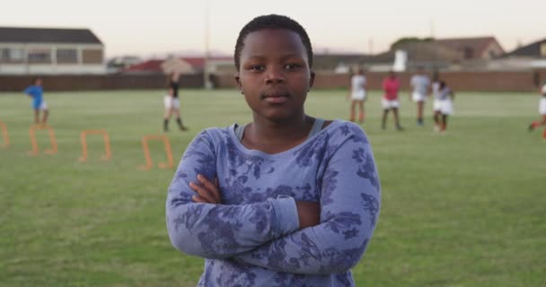 Retrato Perto Uma Jovem Adulta Afro Americana Jogadora Rugby Campo — Vídeo de Stock