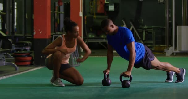 Vooraanzicht Van Een Jonge Gemengde Race Man Trainen Een Sportschool — Stockvideo