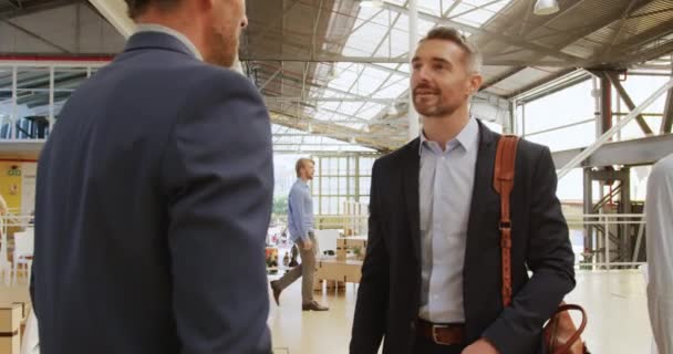 两位中年白种人商人在商务会议外的一个现代大厅里的近景 — 图库视频影像