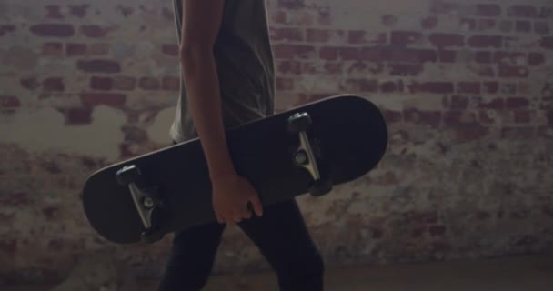 Seitenansicht Eines Hippen Jungen Gemischten Rennfahrers Einer Leeren Lagerhalle Der — Stockvideo