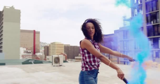 都市の屋上で2つの煙の手榴弾を歩き 持っているヒップ若い混合人種の女性の正面図 背景に建物 — ストック動画