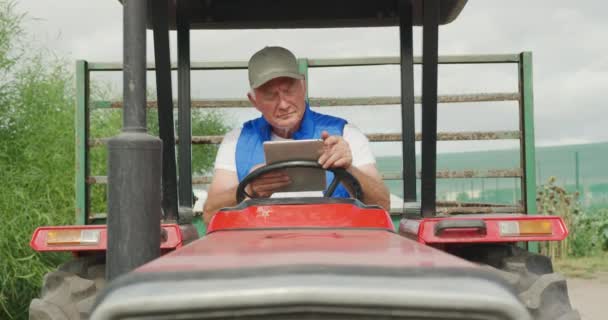 Pohled Vyzrálého Kavkazského Farmáře Organickém Statku Který Sedí Traktoru Používá — Stock video