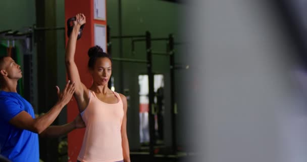 Front Bild Ung Blandad Ras Kvinna Utövar Ett Gym Med — Stockvideo