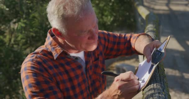 Organik Tarım Alanında Olgun Bir Kafkas Erkek Çiftçi Portresi Notlar — Stok video