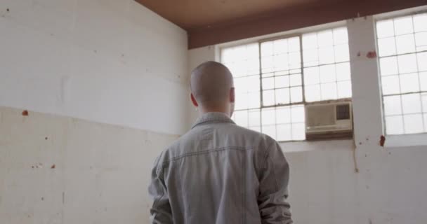 Seitenansicht Eines Hippen Jungen Mischlings Einer Leeren Lagerhalle Der Sich — Stockvideo