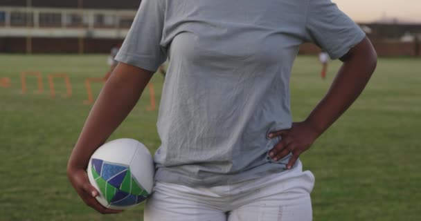 Retrato Cerca Una Joven Jugadora Rugby Afroamericana Adulta Pie Con — Vídeo de stock