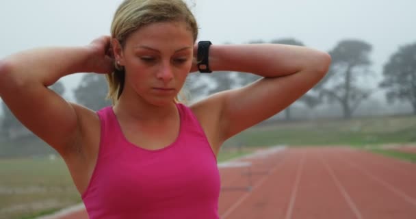 Vorderansicht Einer Jungen Sportlerin Die Sich Sportplatz Die Haare Bindet — Stockvideo