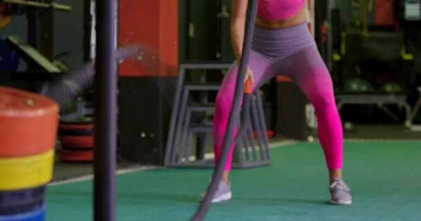 Vista Frontal Una Joven Mujer Caucásica Haciendo Ejercicio Gimnasio Usando — Vídeos de Stock