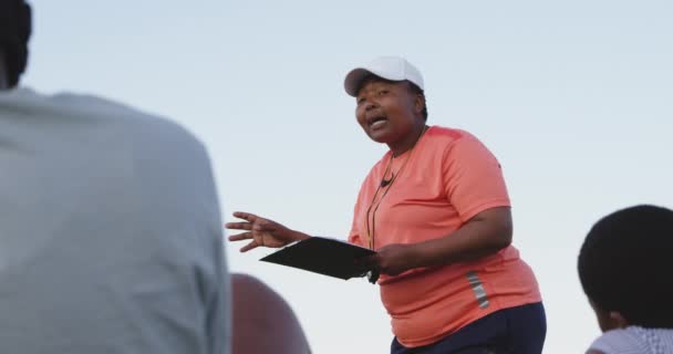 Frontansicht Einer Gemischten Rugby Trainerin Mittleren Alters Die Ein Klemmbrett — Stockvideo