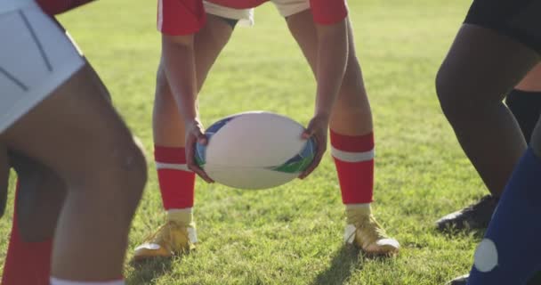 Seitenansicht Von Zwei Gegnerischen Mannschaften Junger Erwachsener Multiethnischer Rugbyspielerinnen Die — Stockvideo