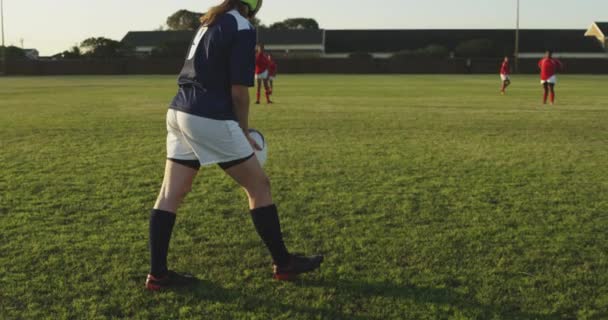 Rückansicht Einer Jungen Erwachsenen Kaukasischen Rugbyspielerin Die Einen Kopfschutz Trägt — Stockvideo