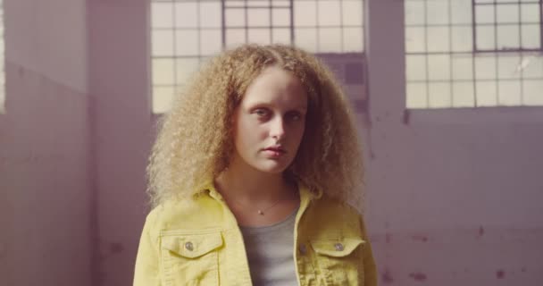 Boş Bir Depoda Bir Kalça Genç Kafkas Kadın Portresi Kameraya — Stok video