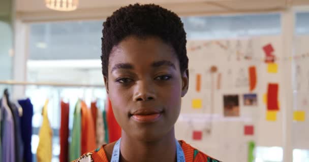 Retrato Cerca Una Joven Mujer Afroamericana Moda Creativa Trabajando Una — Vídeo de stock