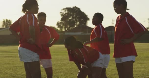 Vista Lateral Uma Equipe Jovens Jogadores Rugby Femininos Adultos Multi — Vídeo de Stock